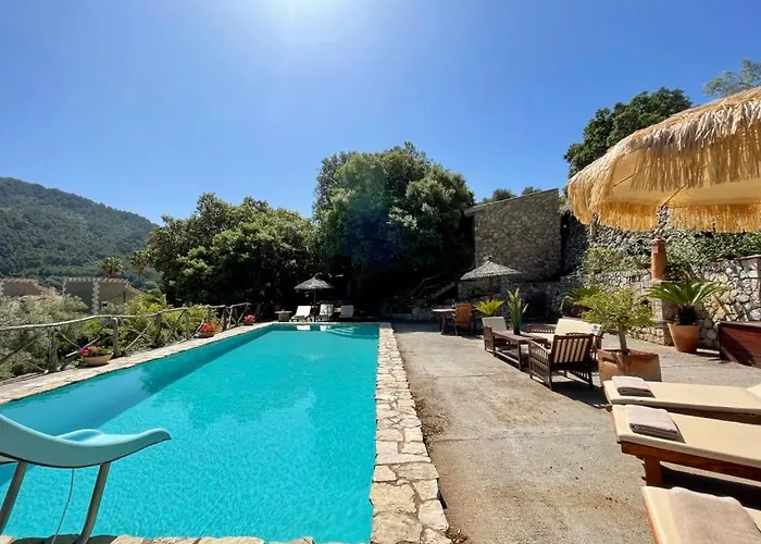 Fabulous Rustic Villa Set On Mountain With Unique Views